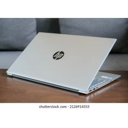 Portátil HP de 15.6″ con pantalla Full HD, procesador Intel Core de última generación, 16 GB de RAM, SSD de 512 GB.