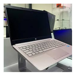 La Laptop HP color rosado combina estilo, rendimiento y funcionalidad, perfecta para niñas y jóvenes estudiantes.
